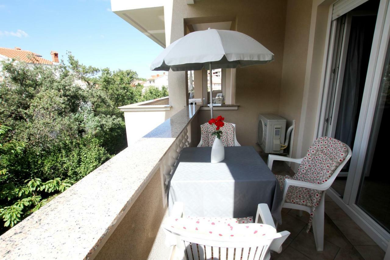 Apartments Macolic Rab Town Exterior foto